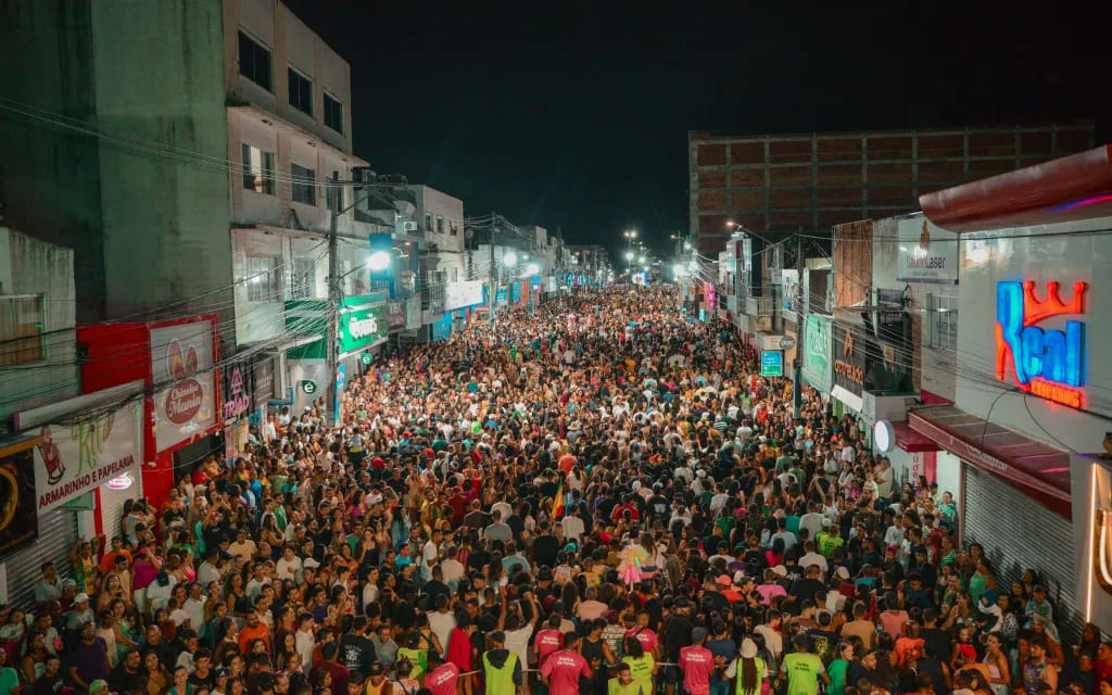 Coité Folia 2025 se despede com shows marcantes, retorno histórico de Durval Lelys e multidão na avenida