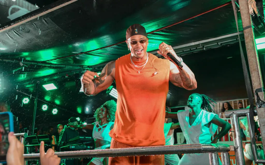 Mesmo com chuva, Léo Santana arrasta multidão no terceiro dia da Coité Folia 2025